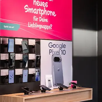 Werbedisplay im Handyshop mit Google Pixel 10 Smartphone auf Verkaufstisch