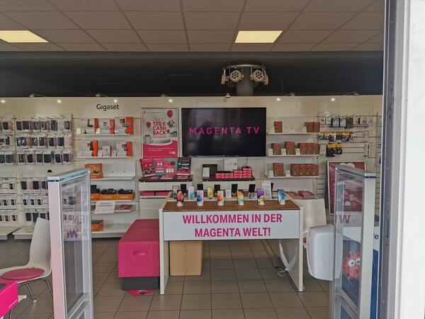 Telekommunikationsladen mit Smartphones, Zubehör und Magenta TV im modernen Shop-Design.